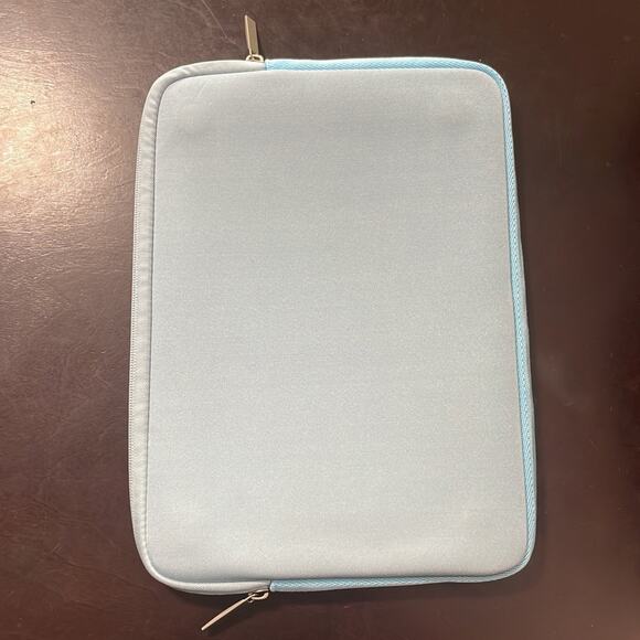 MacBook New Air 13” shell with light blue soft case - Picture 4 of 5